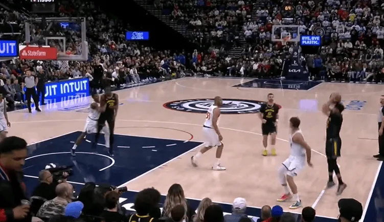 bifa必发体育平台-小库里底角压哨三分投进还有加罚，勇士首节26-25领先快船